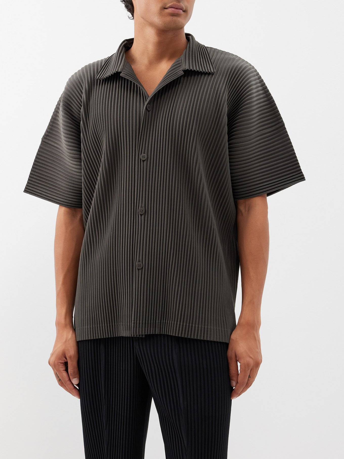 Technical-pleated short-sleeved shirt video