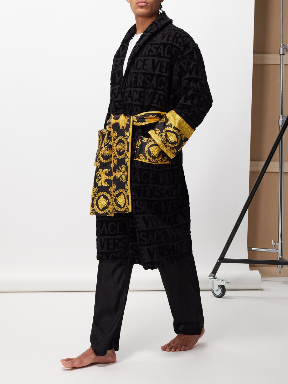 Voorbereiding gemakkelijk te kwetsen blijven Peignoir coton à jacquard logo I Love Baroque Noir Versace | MATCHESFASHION  FR