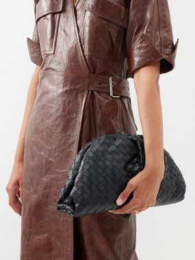 Paris, France - October, 2, 2022: woman wearing mini Intrecciato leather  Jodie clutch handbag from Bottega Veneta, street style outfit details. foto  de Stock