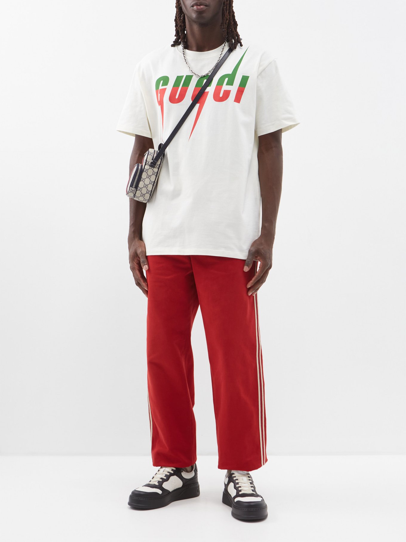 Gucci グッチ ブレード ロゴ コットンTシャツ ニュートラル｜MATCHESFASHION（マッチズファッション)