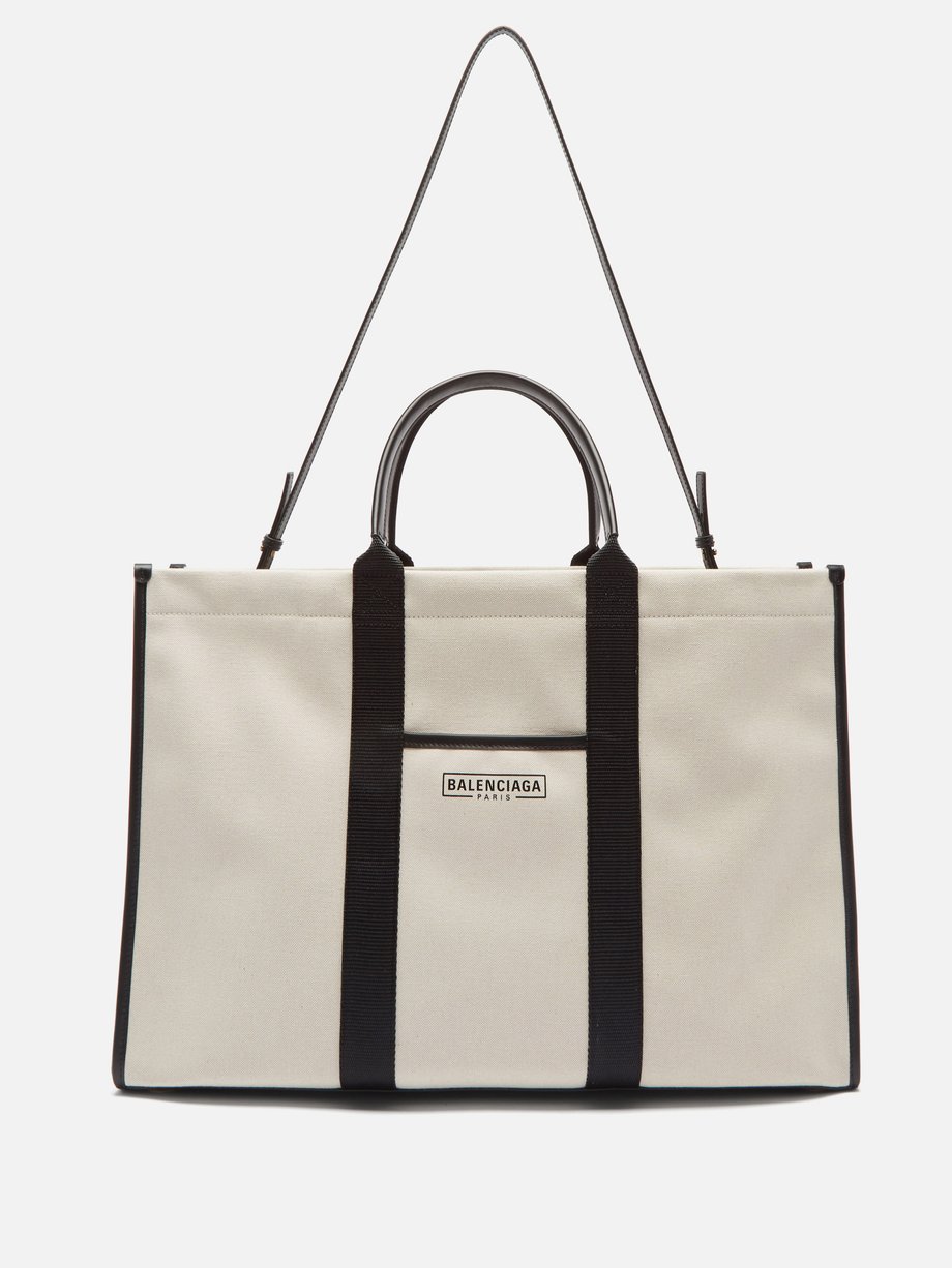 搭配Balenciaga Cabas Medium Canvas Logo Tote Bag BlackNatural的時尚穿搭總覽 WEAR