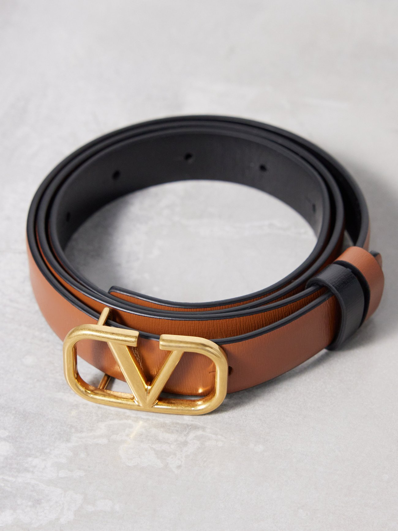 Tan V-Logo slim reversible leather belt