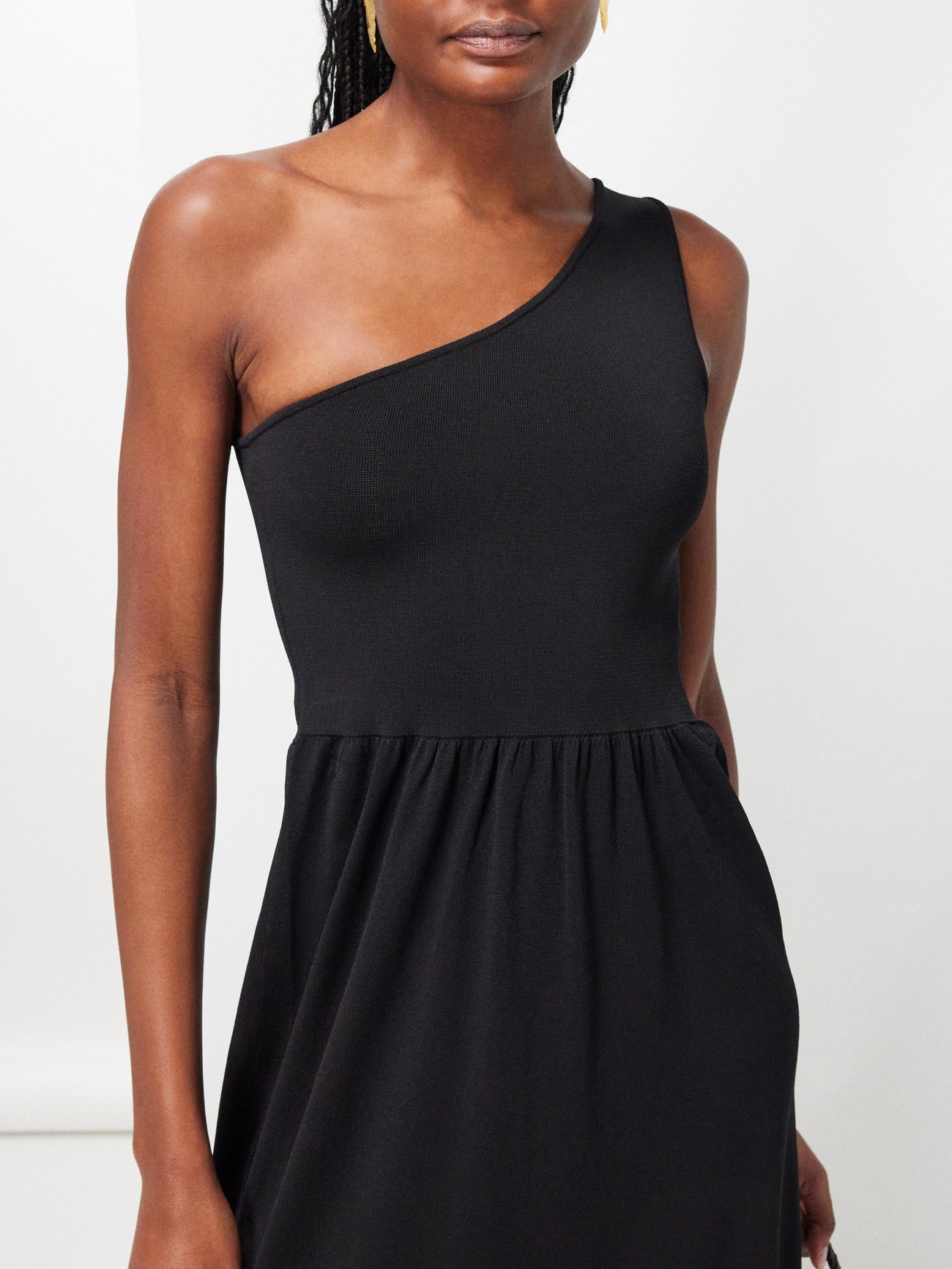 Make an elegant impression with Matteau’s black dress, which is crafted from comfortable jersey to a one-shoulder silhouette.