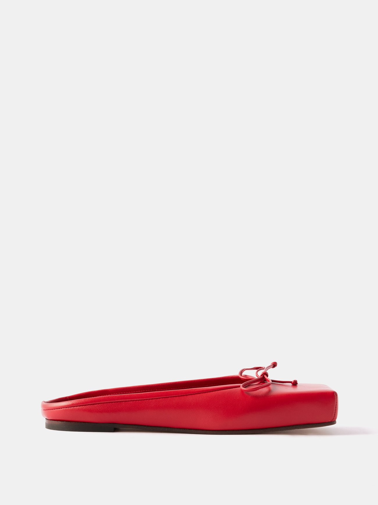 Shaped with a statement 3D squared toe, Jacquemus' Chouchou backless ballet flats are crafted from supple red leather and finessed with a dainty bow.