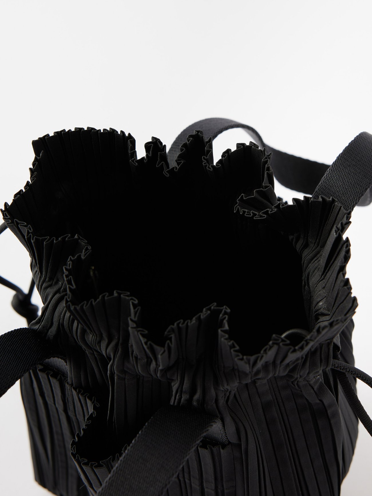 POCKET PLEATS TOTE BAG  The official ISSEY MIYAKE ONLINE STORE