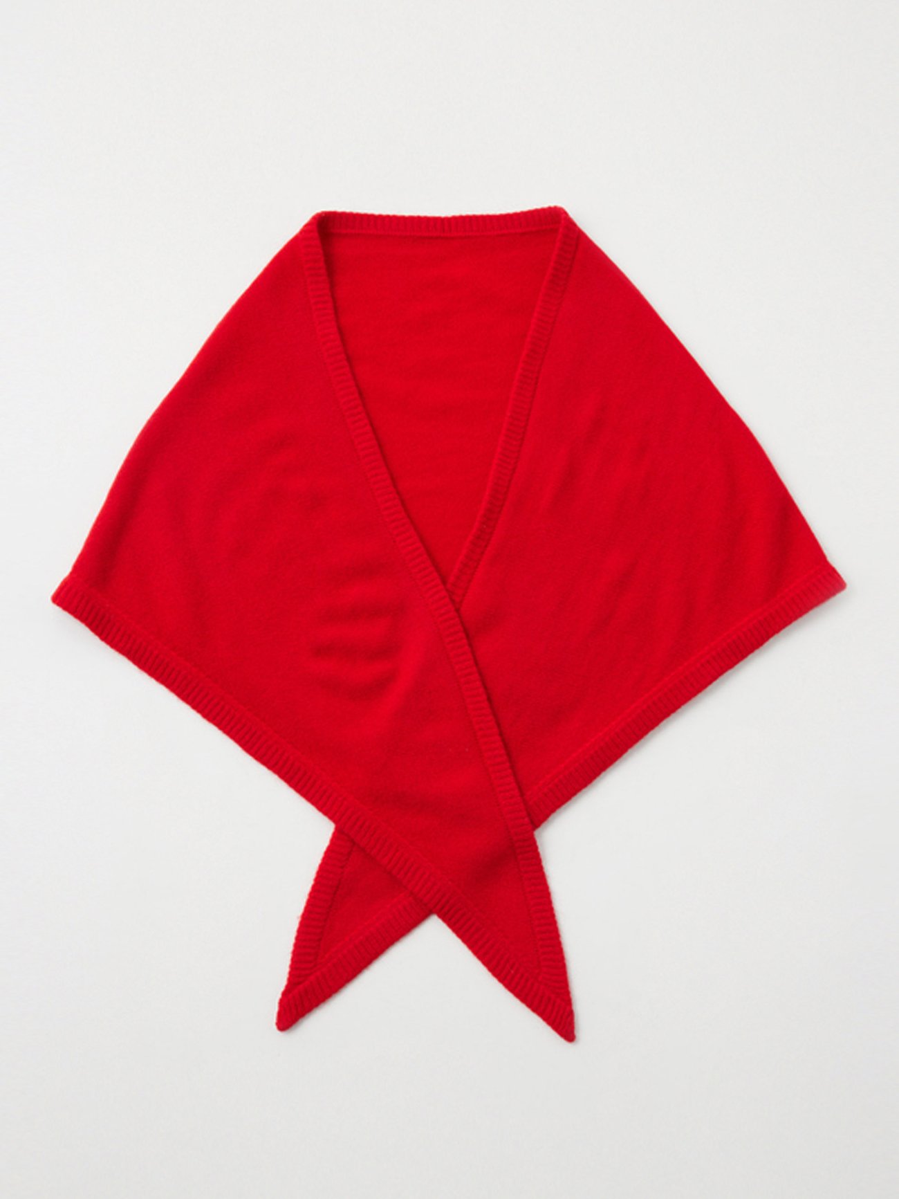 Tap into the autumn winter 2023 fashion trends with Toteme's red ribbed knit scarf. 