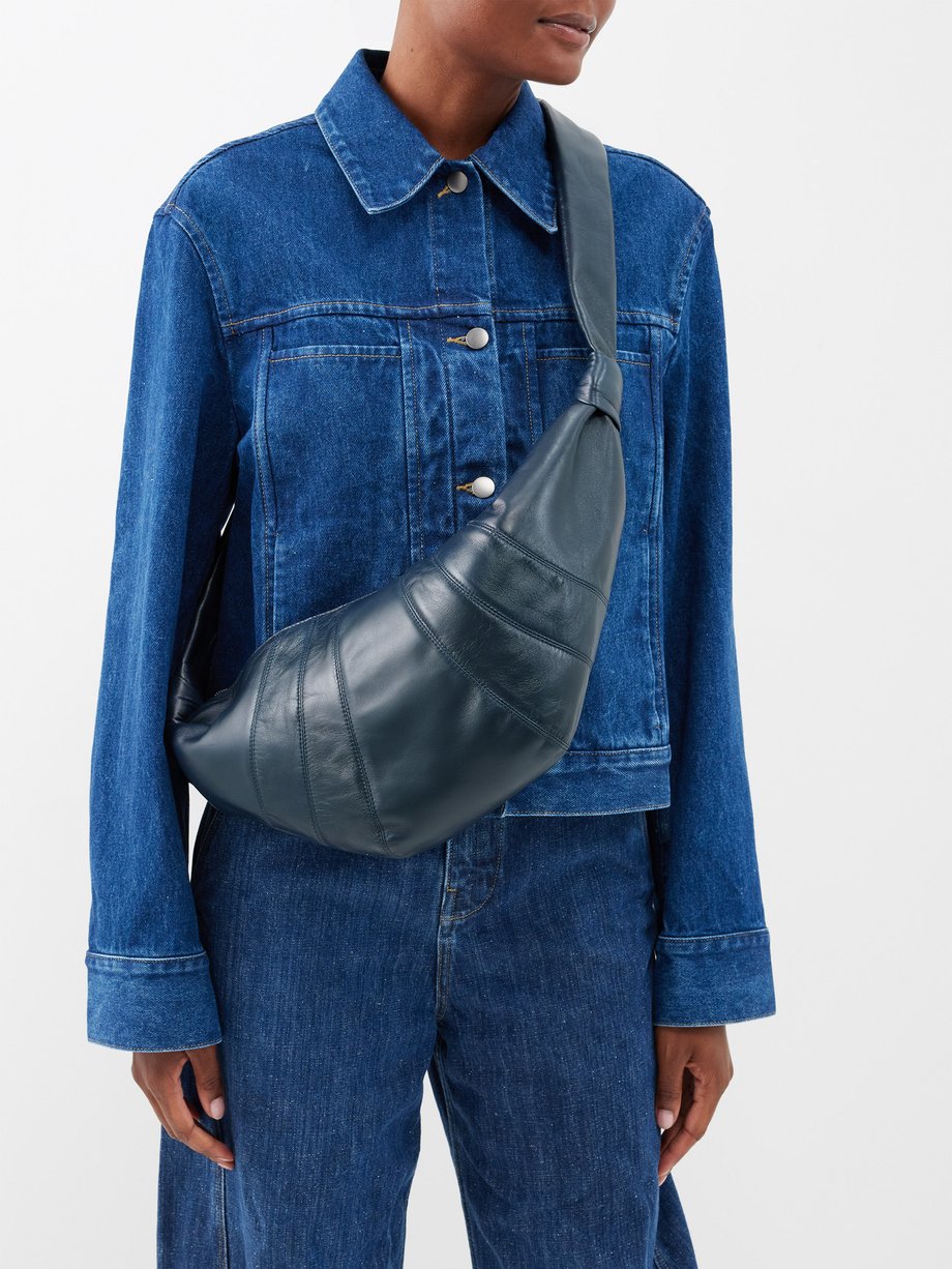 Lemaire Navy Croissant medium leather shoulder bag | 매치스패션, 모던 럭셔리 온라인 쇼핑