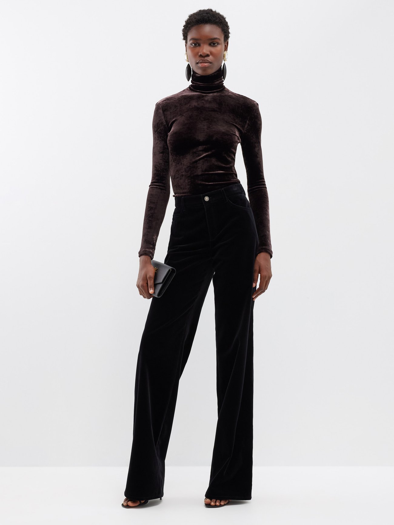 Anthony Vaccarello taps into a nonchalant glamour for Saint Laurent's Pre AW23 collection, exemplified by this languidly lustrous velvet top in dark-chocolate brown.