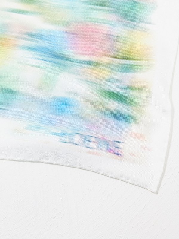 LOEWE Foulard en soie à imprimé floral déformé