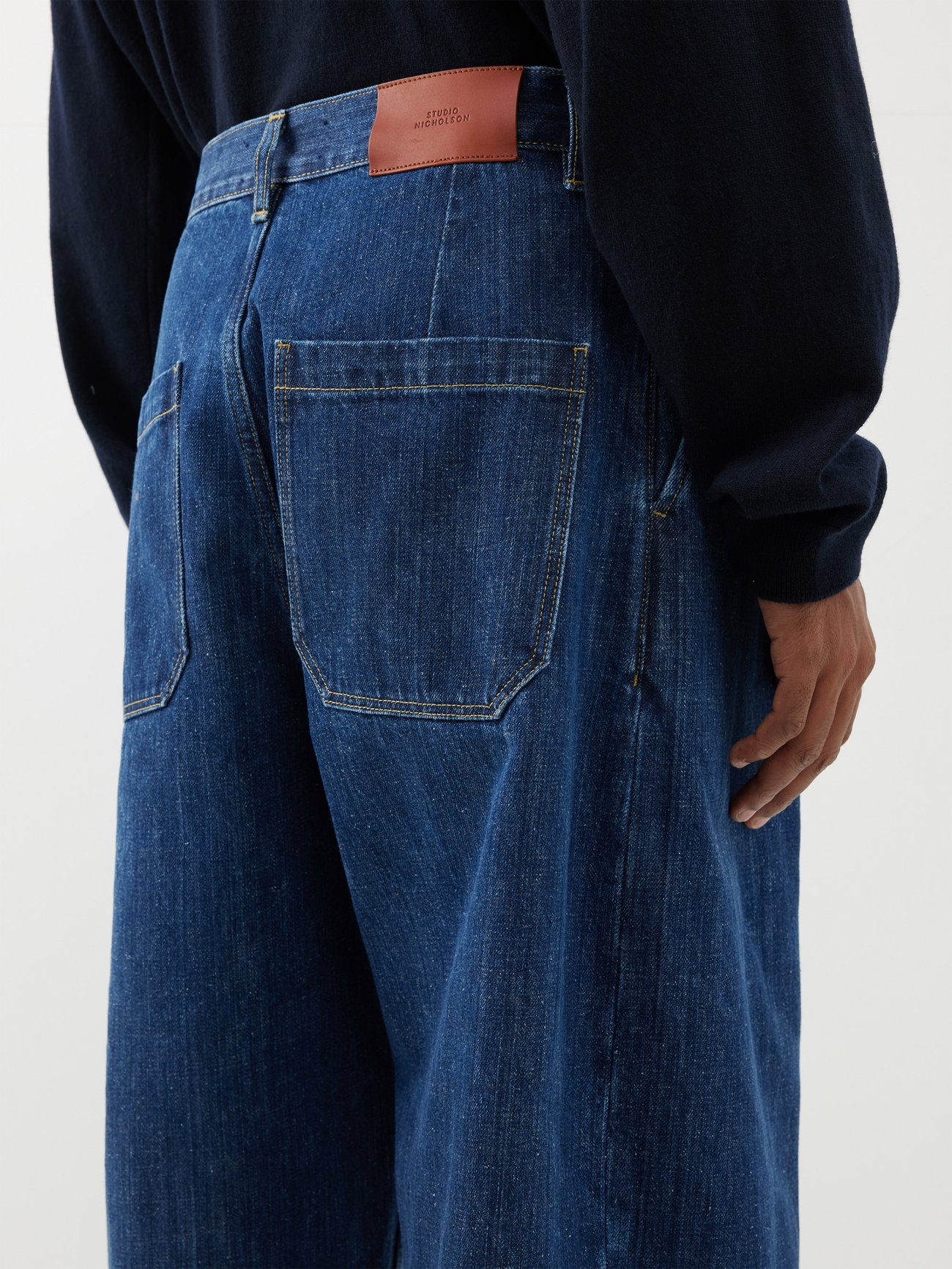 Single-pleat wide-leg jeans