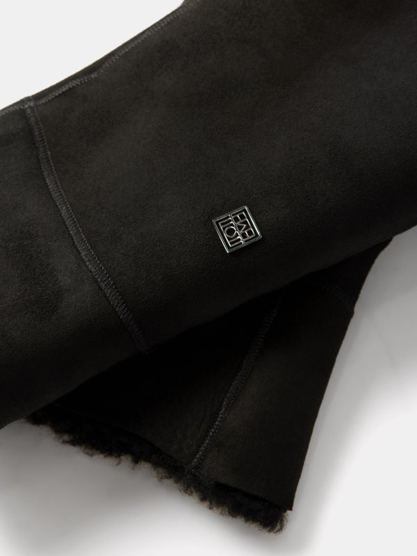 Toteme Monogram-plaque shearling mittens