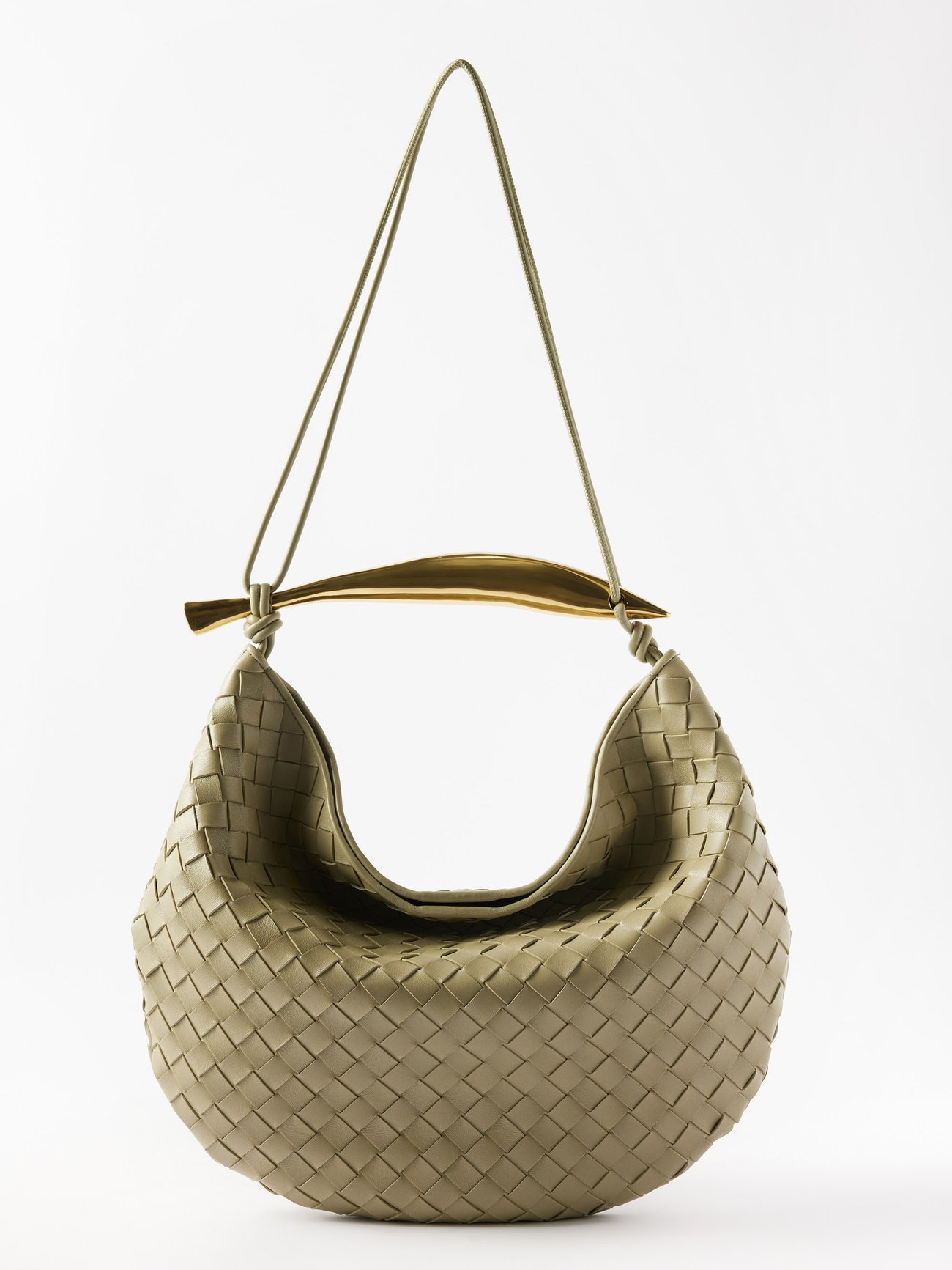 The muted green shade of this Sardine bag spotlights the mathematical precision of Bottega Veneta's hallmark Intrecciato-weaving technique, contrasted by the smooth metal fish-shaped handle.
