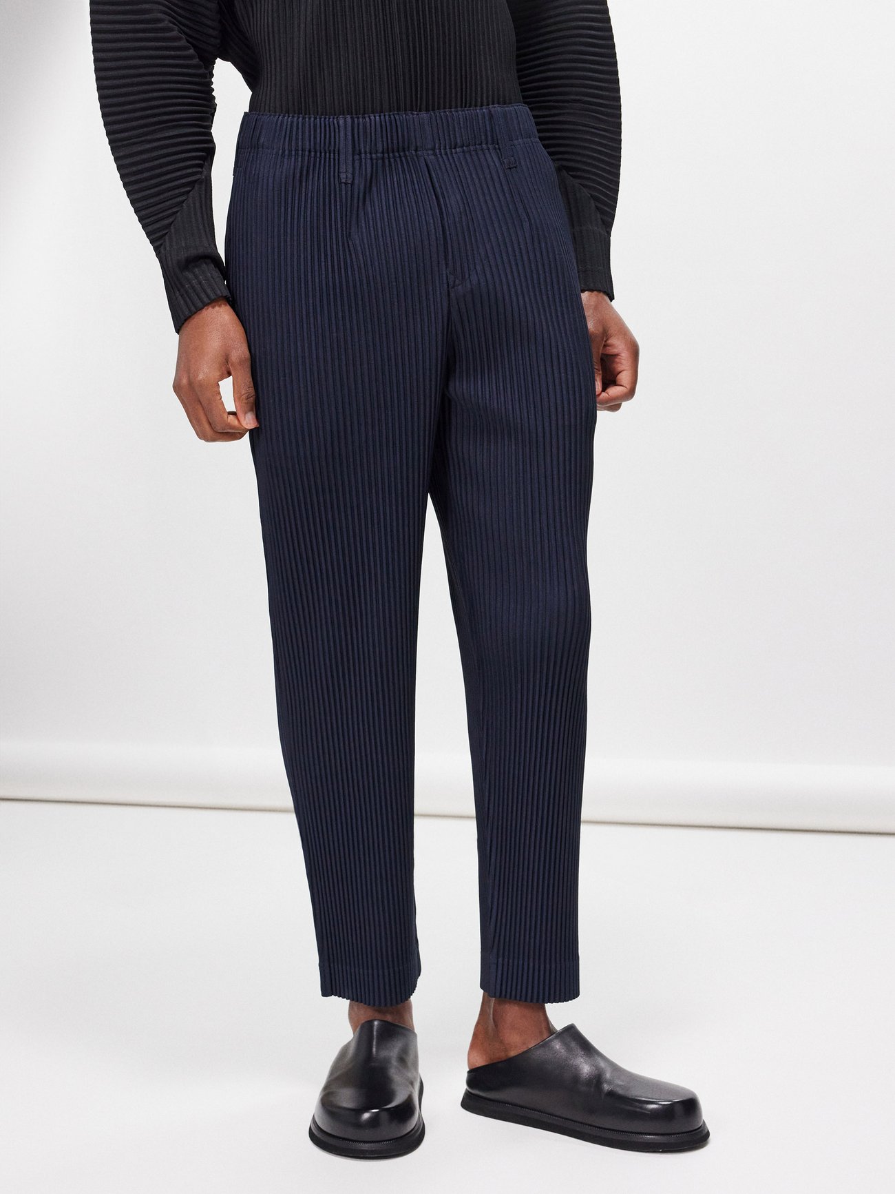 Technical-pleated suit trousers video