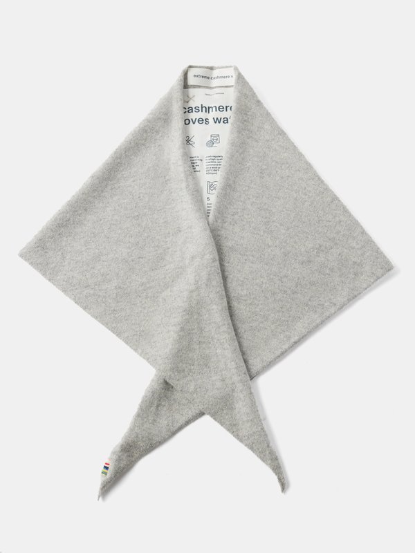 Extreme Cashmere Écharpe triangle en cachemire stretch No.34 mini
