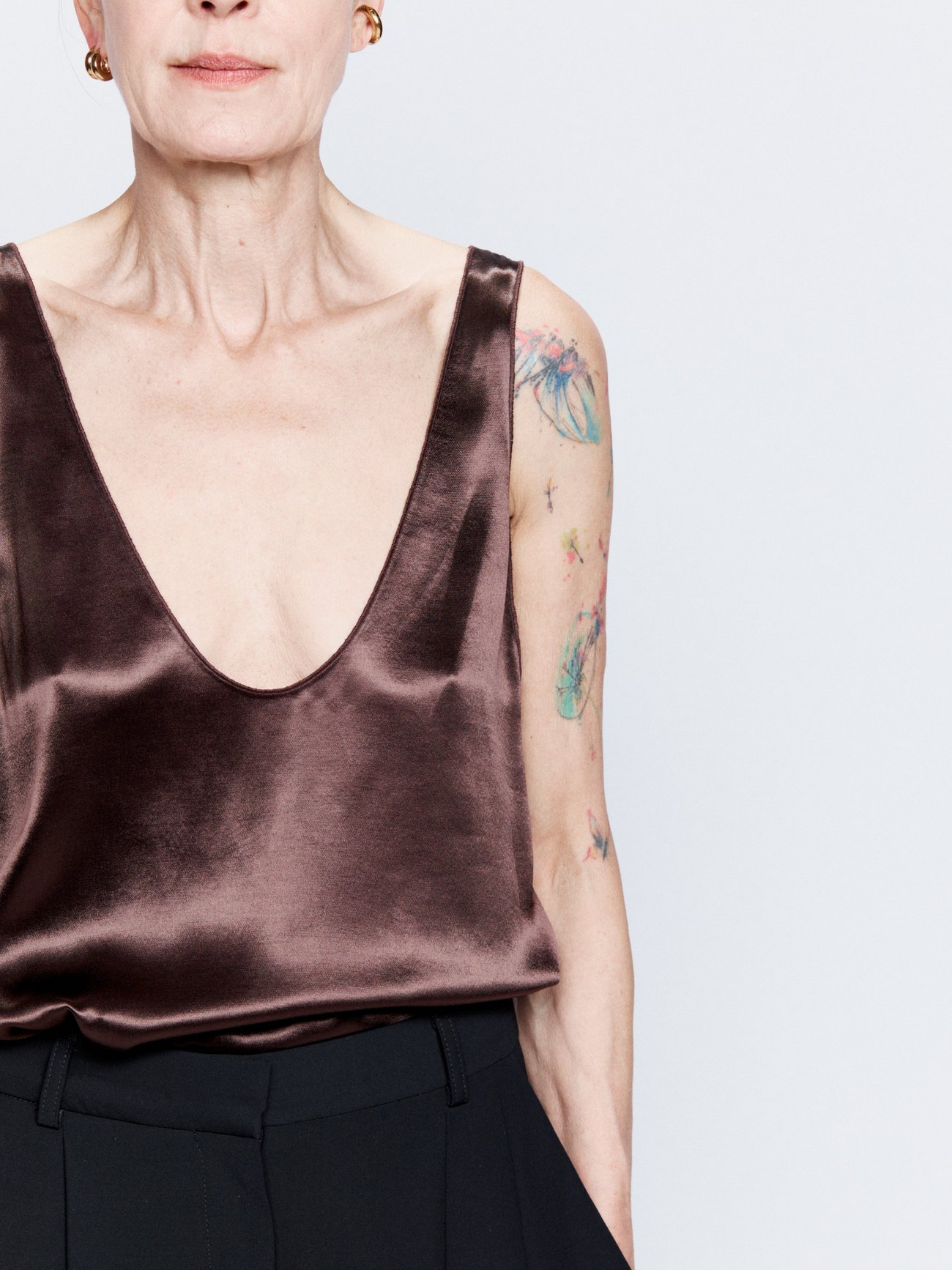 Raey cuts this brown cami top from lustrous satin blended from FSC-certified viscose with a plunging scoop neckline that’s mirrored in the back.