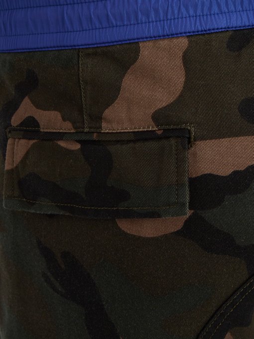 Camouflage-print cotton cargo trousers展示图