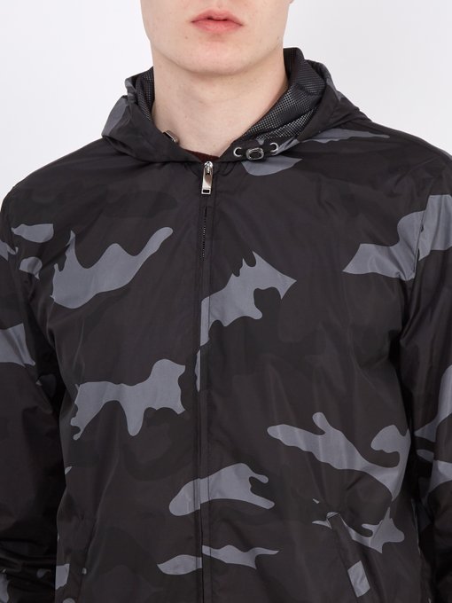 Camouflage-print hooded shell jacket展示图