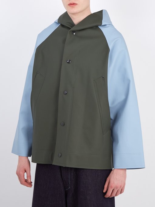 Contrast-panelled hooded raincoat展示图