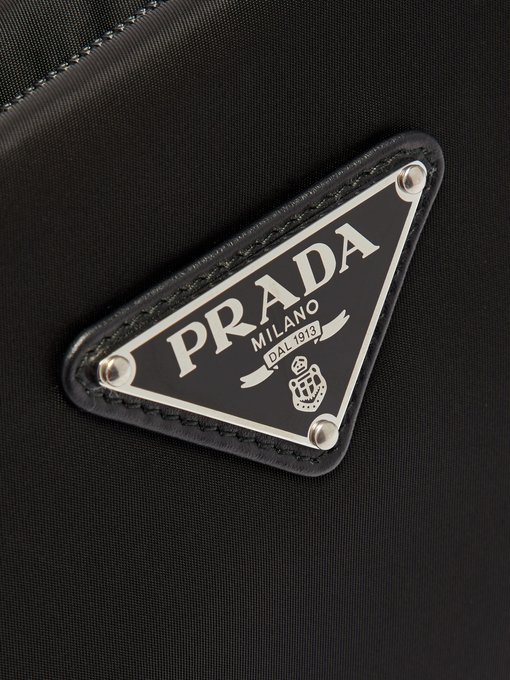 Prada（プラダ）ロゴプレート クラッチバッグ｜MATCHESFASHION（マッチズファッション）
