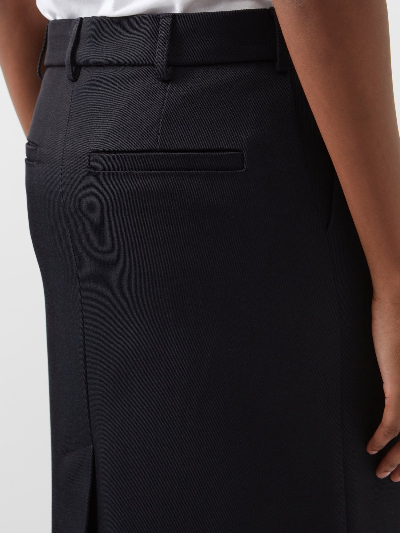 Raey’s navy maxi skirt captures the label’s minimalist sense of ease. It’s made in the UK from textured twill to a mid-rise silhouette with side pockets and falls to a straight fit with a hem slit enhancing movement.
