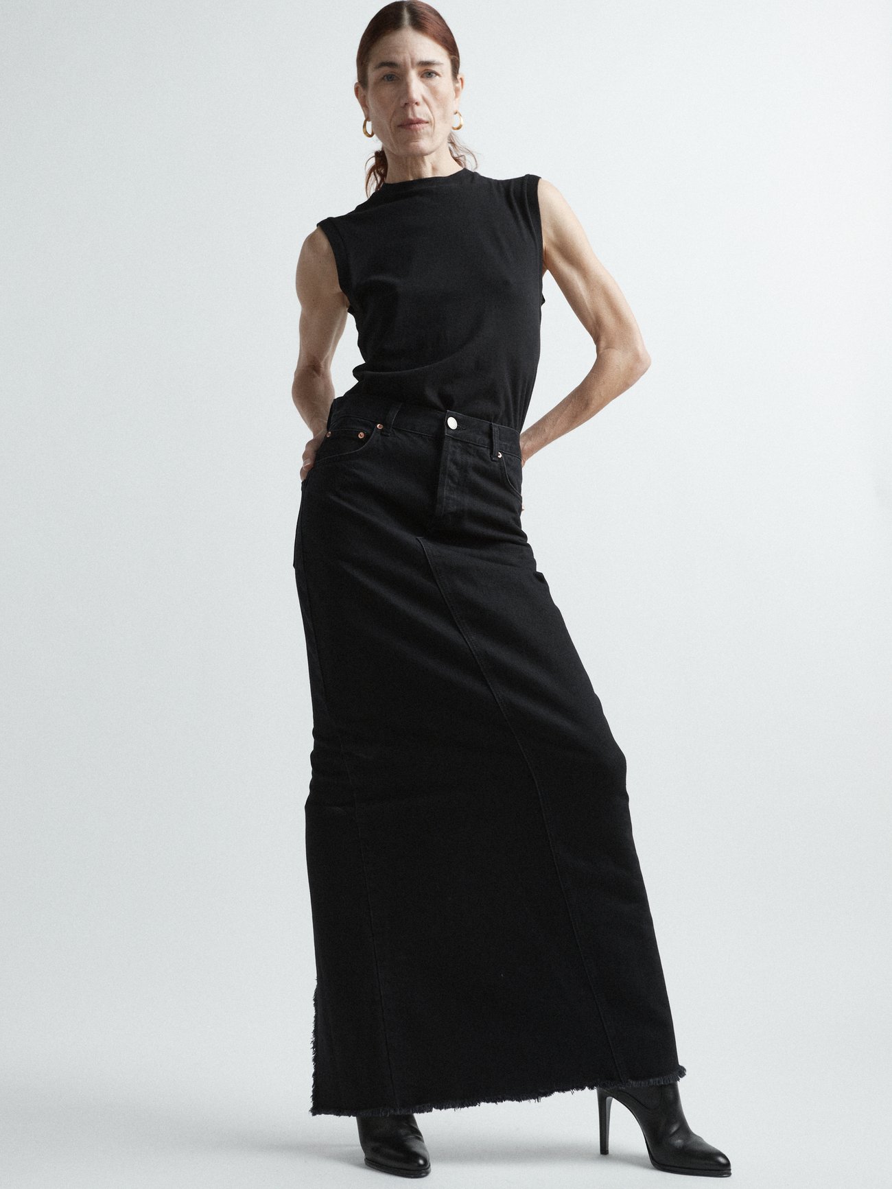 Raey's organic cotton denim maxi skirt is cut to a pencil silhouette, punctuated by a raw-cut hemline for a toughened-up feel. It has classic jean styling with a zip and button fly, belt loops and pockets. 