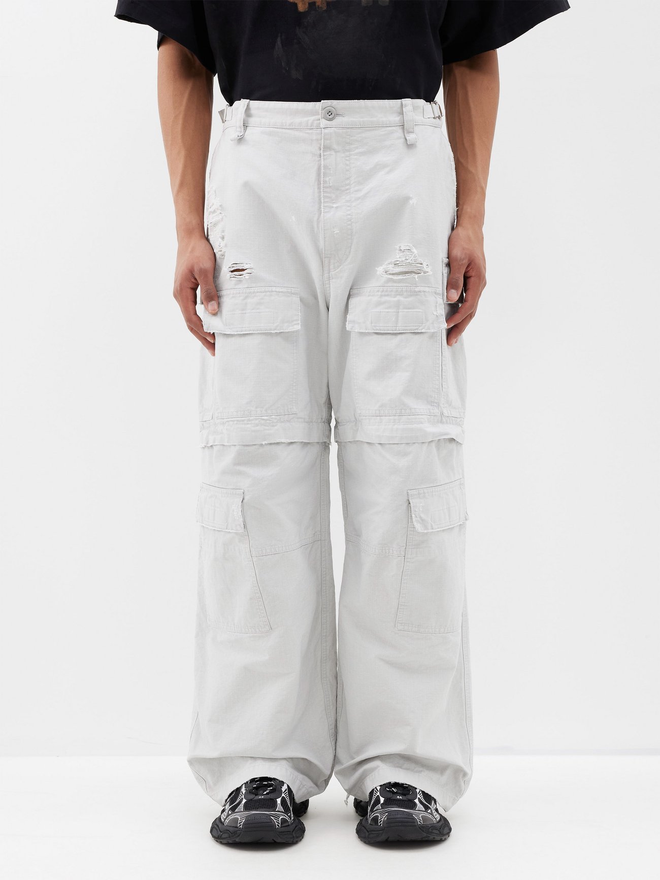 Balenciaga Grey Distressed ripstop cargo trousers | 매치스패션, 모던 럭셔리 온라인 쇼핑