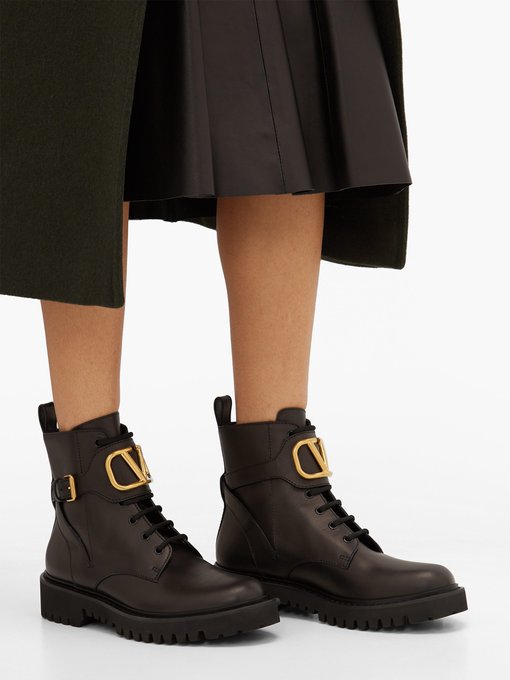 V-logo tread-sole leather ankle boots 