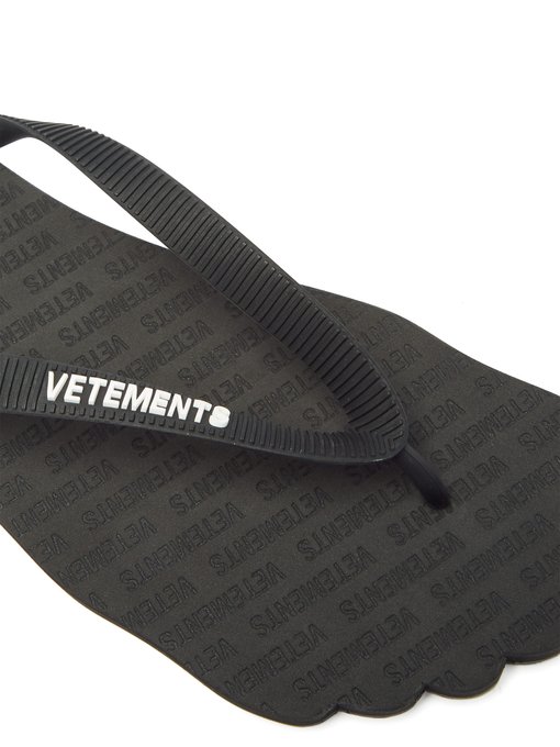 vetements flip flops