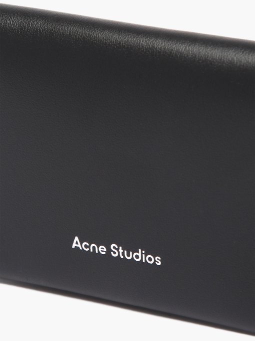 Acne Studios（アクネ ストゥディオズ）バイフォールド レザーカードケース｜MATCHESFASHION（マッチズファッション）