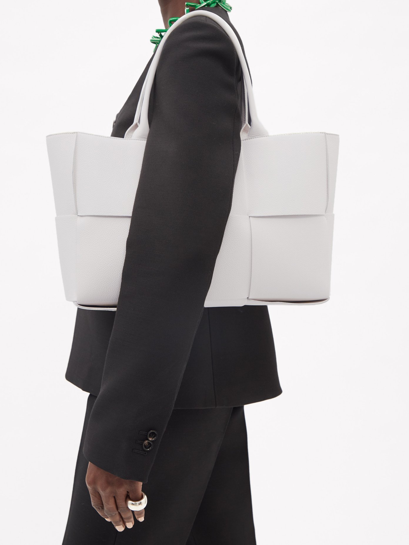 보테가 베네타 아르코 토트백 미디움 Bottega Veneta White The Arco medium Intrecciato-leather tote bag