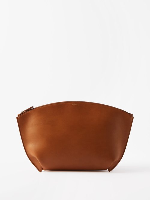 The Row Dante Clutch Bag In Saddle Leather In Cuir