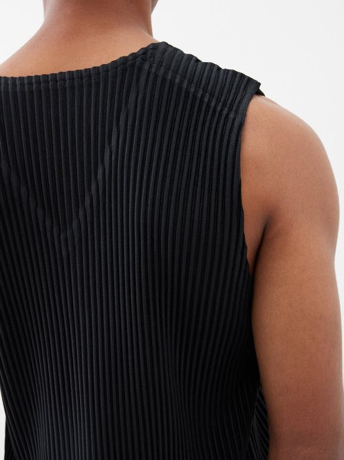 Black V-neck technical-pleated tank top