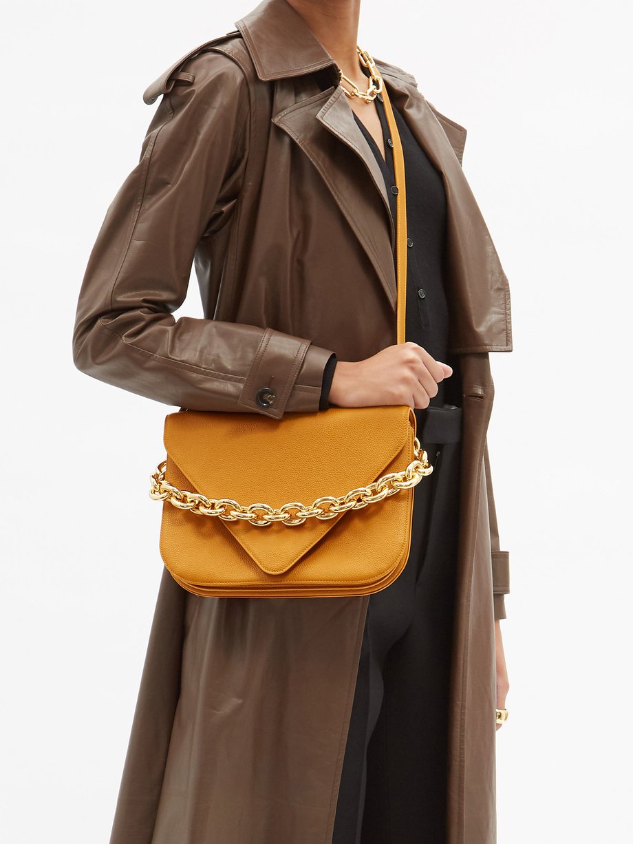 Bottega Veneta Tan Mount grained-leather shoulder bag | 매치스패션, 모던 럭셔리 ...