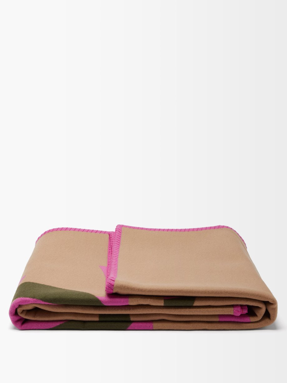 Loewe Neutral Logo-jacquard wool-blend blanket | 매치스패션, 모던 럭셔리 온라인 쇼핑