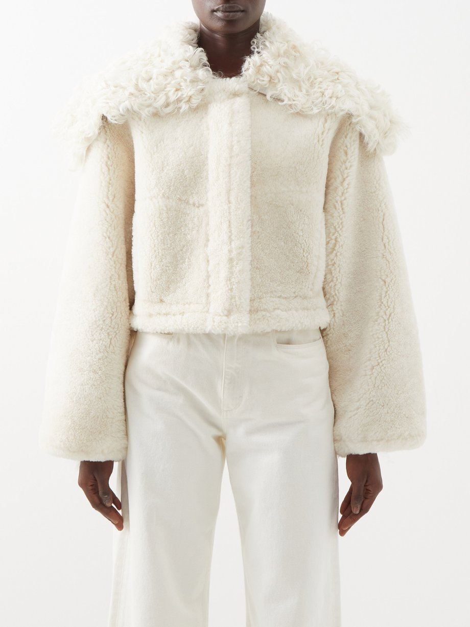 Jacquemus White Piloni cropped shearling jacket | 매치스패션, 모던 럭셔리 온라인 쇼핑
