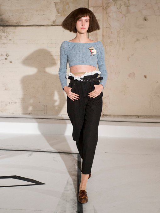 Belted tapered-leg denim cropped trousers展示图
